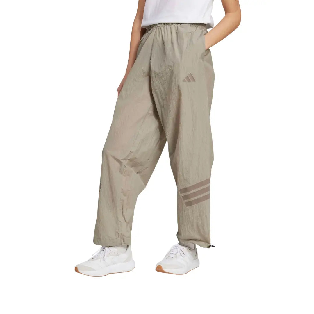 JE0148_3_APPAREL_OnModel_StandardView_grey.webp