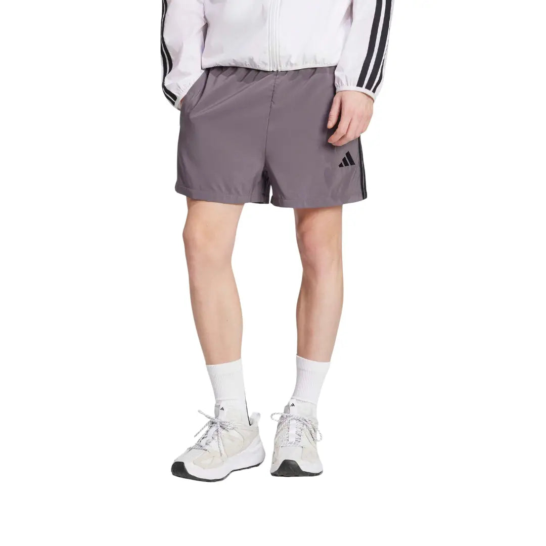 JE8877_2_APPAREL_OnModel_StandardView_grey.webp